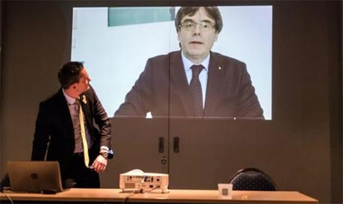 Puigdemont renuncia desde Bruselas a la presidencia de Cataluña